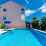 Mateo With Private Pool 빌라 그루다