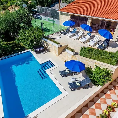 Mateo With Private Pool Villa