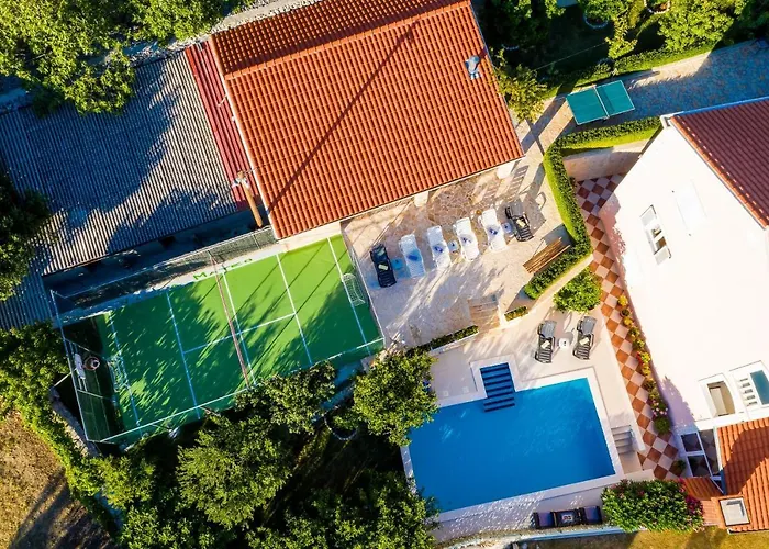 Mateo With Private Pool Villa