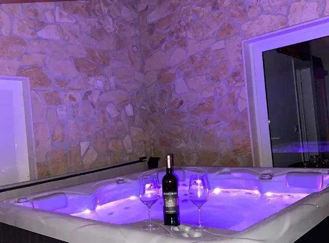 Mateo With Private Pool Villa *