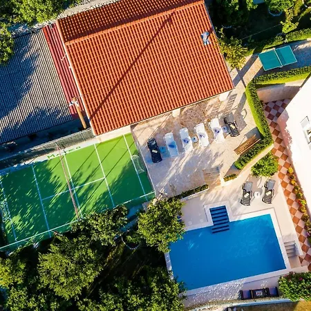 Mateo With Private Pool Villa