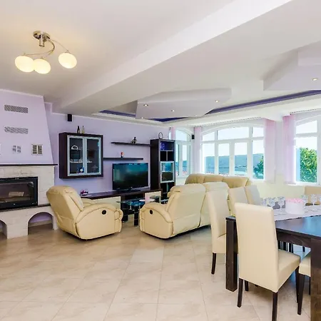 Mateo With Private Pool Villa