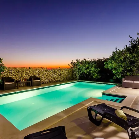 Mateo With Private Pool Villa